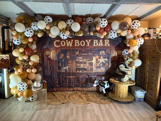 Décor anniversaire saloon western